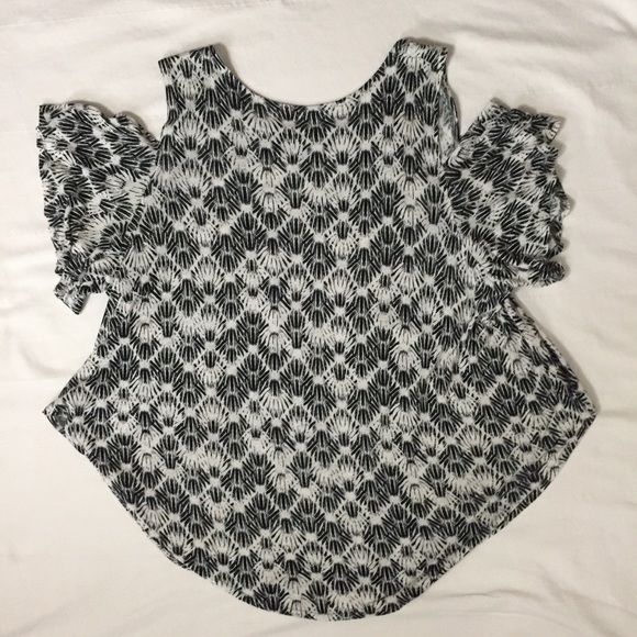 ❌SOLD❌We The Free People M Cold Shoulder Top - Picture 3 of 7